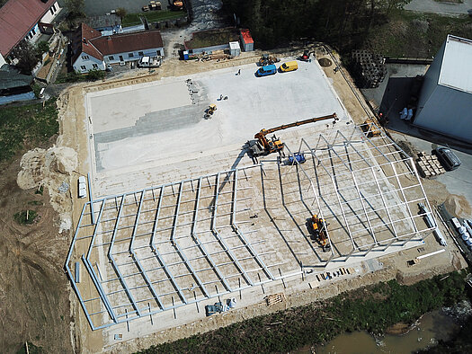 Montage einer Schnellbauhalle
