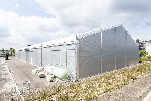 Schneelasthalle von der Seite
