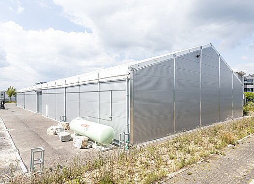 Schneelasthalle von der Seite