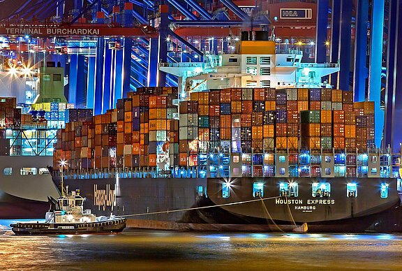 Containerschiff bei Nacht