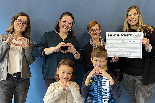 Nicola Leven, Direktorin der Grundschule Hanftal, Elza Fink, Mitglied des Fördervereins, Beate Koch, OGS-Leitung und Camilla Christ, Mitarbeiterin bei Herchenbach (hintere Reihe v.l.n.r.) bei der Spendenübergabe in der Grundschule Hanftal.