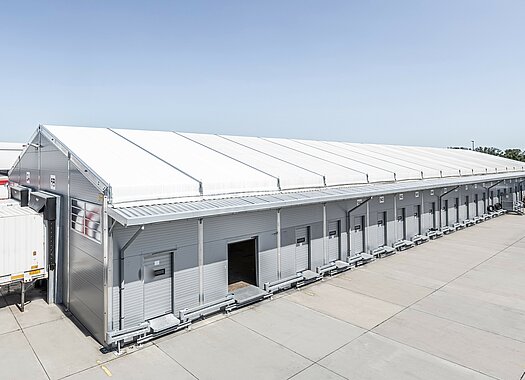 [Translate to Hungarian:] Industriehalle aus Aluminium