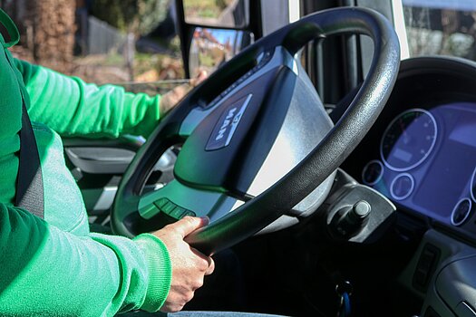 [Translate to French:] Ein Lkw-Fahrer am Steuer - die Arbeitsbedingungen sind hart.