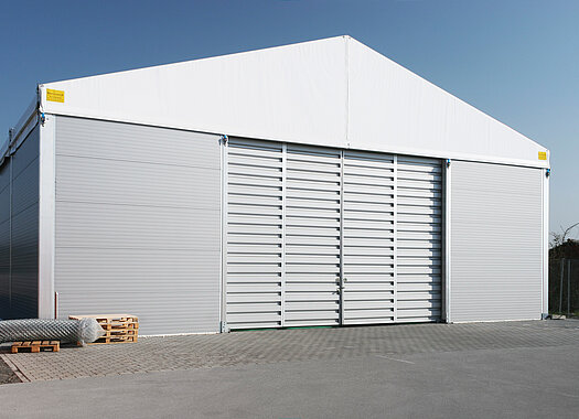 Werkstatthalle mit großem Tor von vorne