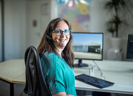 Employée du service client sur son bureau