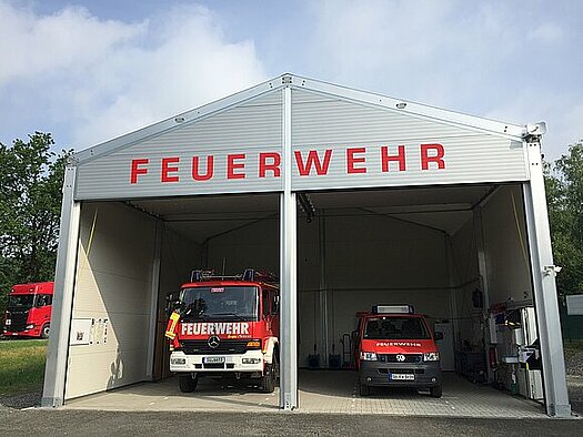 Feuerwehrhalle klein mit zwei Fahrzeugen