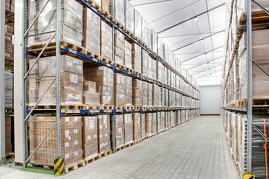 Befüllte Gewerbehalle von innen