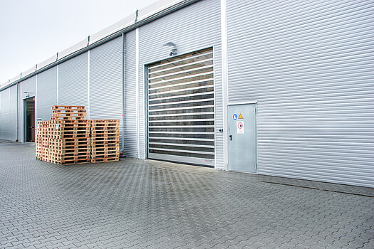 Gewerbehalle mit Tor von der Seitenansicht