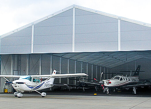 Mehrzweckhalle mit Flugzeugen