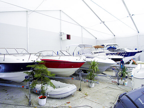 Mehrzweckhalle mit Booten von innen