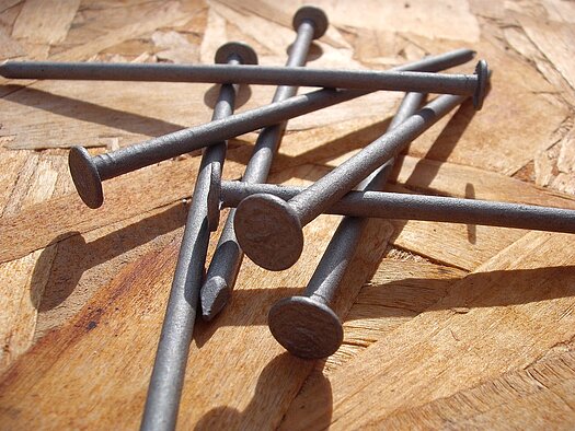Nägel auf Holz