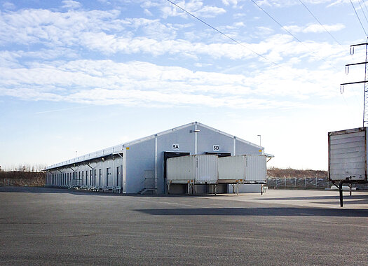Logistikhalle mit LKW Docks 