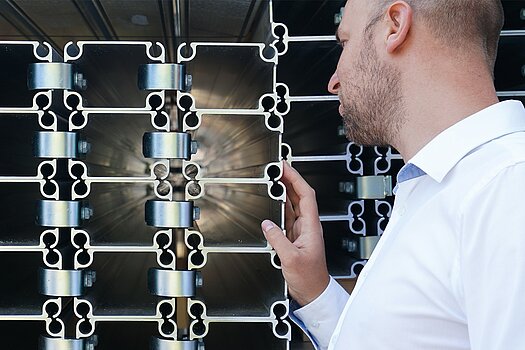 Mann vor Hallenprofilen