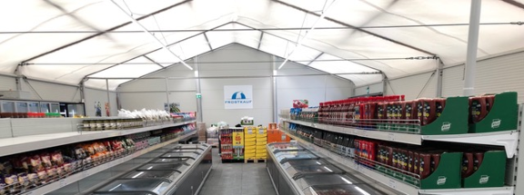 Tiefkühlruhen in einem Supermarkt auf Zeit als Übergangshalle in Leichtbauweise