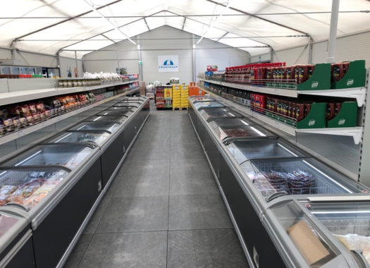 Tiefkühlruhen in einem Supermarkt auf Zeit als Übergangshalle in Leichtbauweise