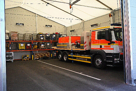 Isolierte Fahrzeughalle Feuerwehr mit Fahrzeugen